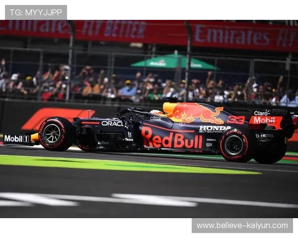 F1赛季最新动态：红牛车队展现强势实力 汉密尔顿迎来关键转折点