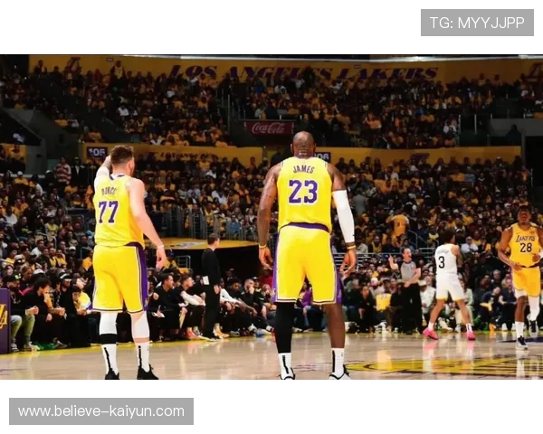 NBA最新动态：詹姆斯复出助湖人逆袭 勇士状态回暖迎战太阳火力全开